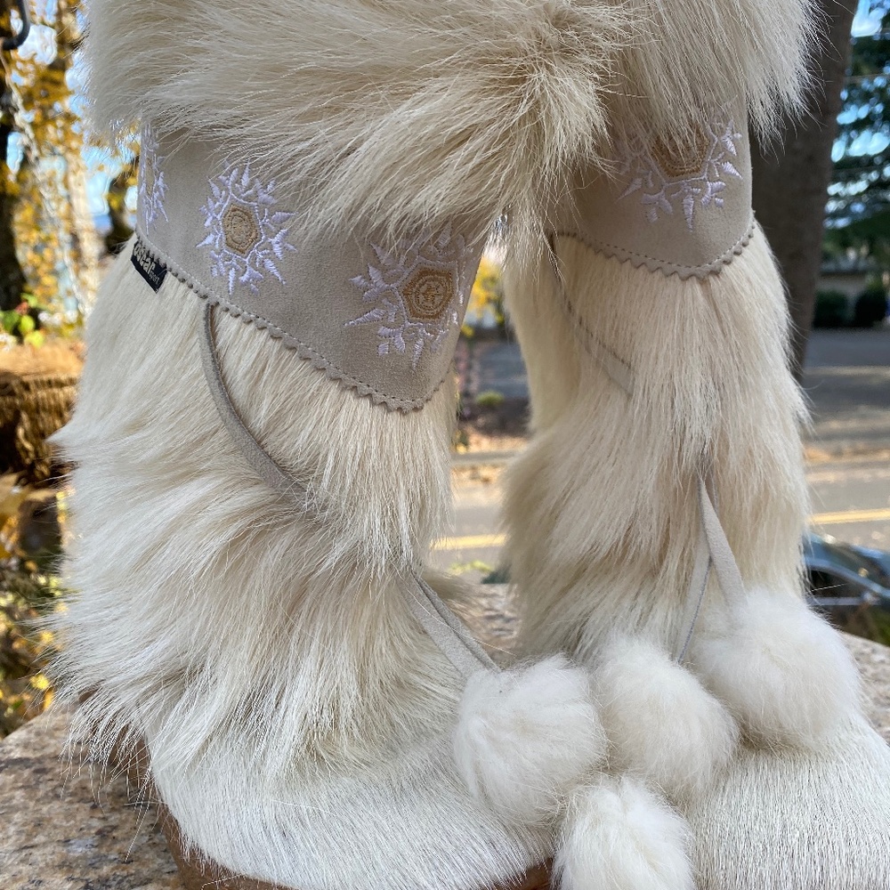 Oscar sport fur pom pom boot sz38 (approx US 7)